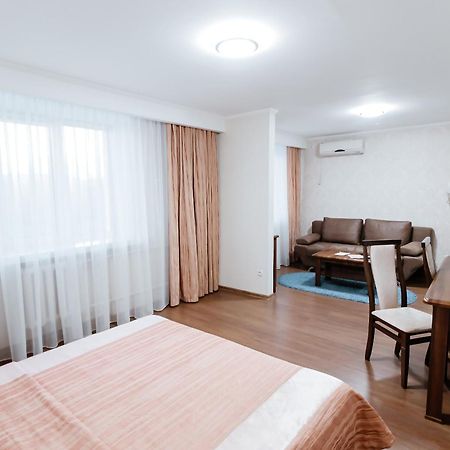 Hotel Ukraine Tsjernihiv Buitenkant foto